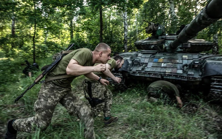 Nhà báo Ukraine mô tả mặt trận Donbass không khác "cối xay thịt"